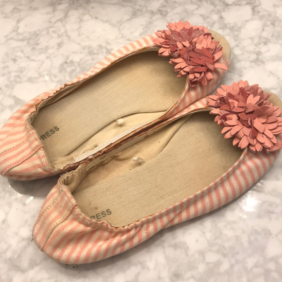 Express size 8 pink white open toed flats - Picture 3 of 5